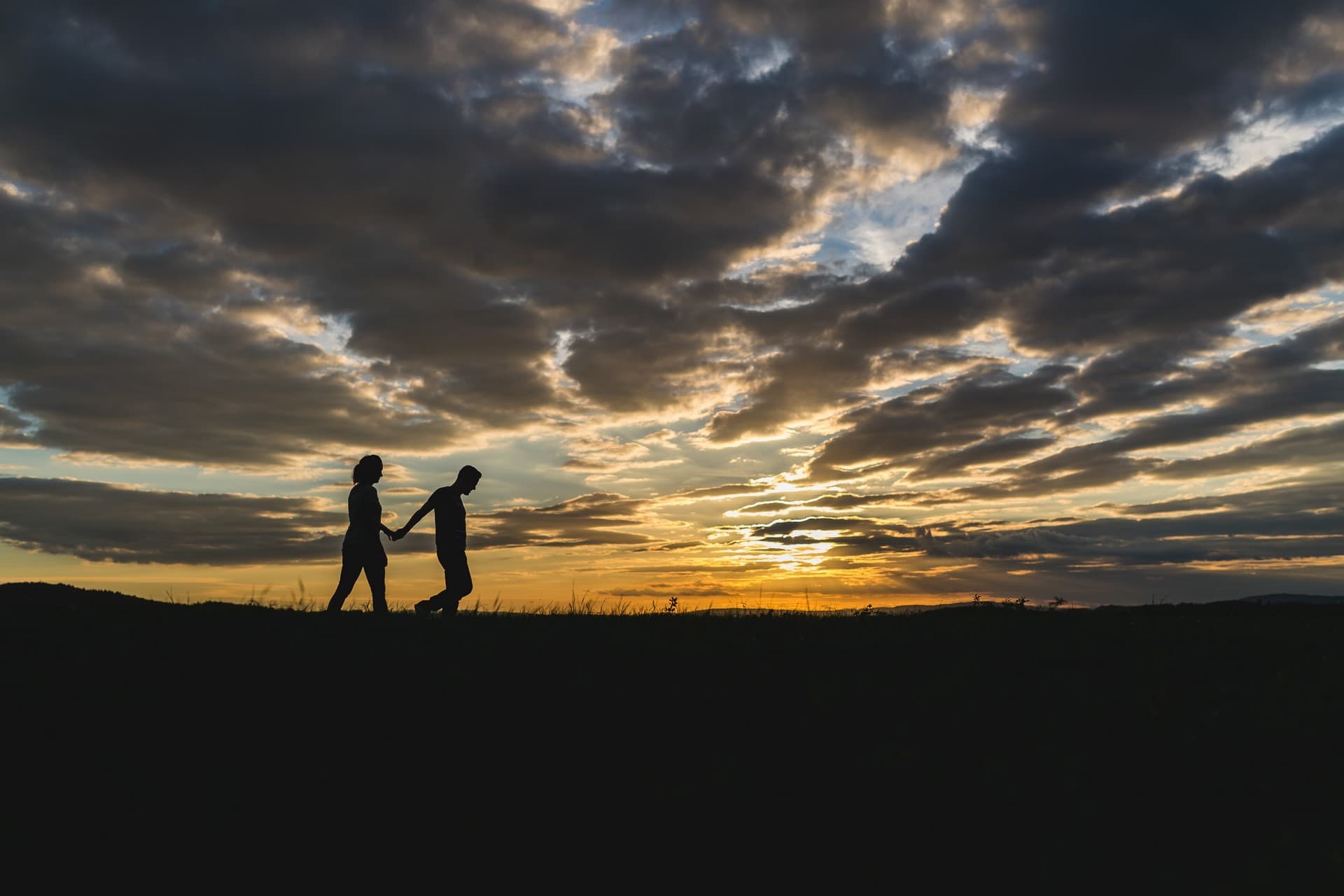 Engagement Shooting paar im Sonnenuntergang