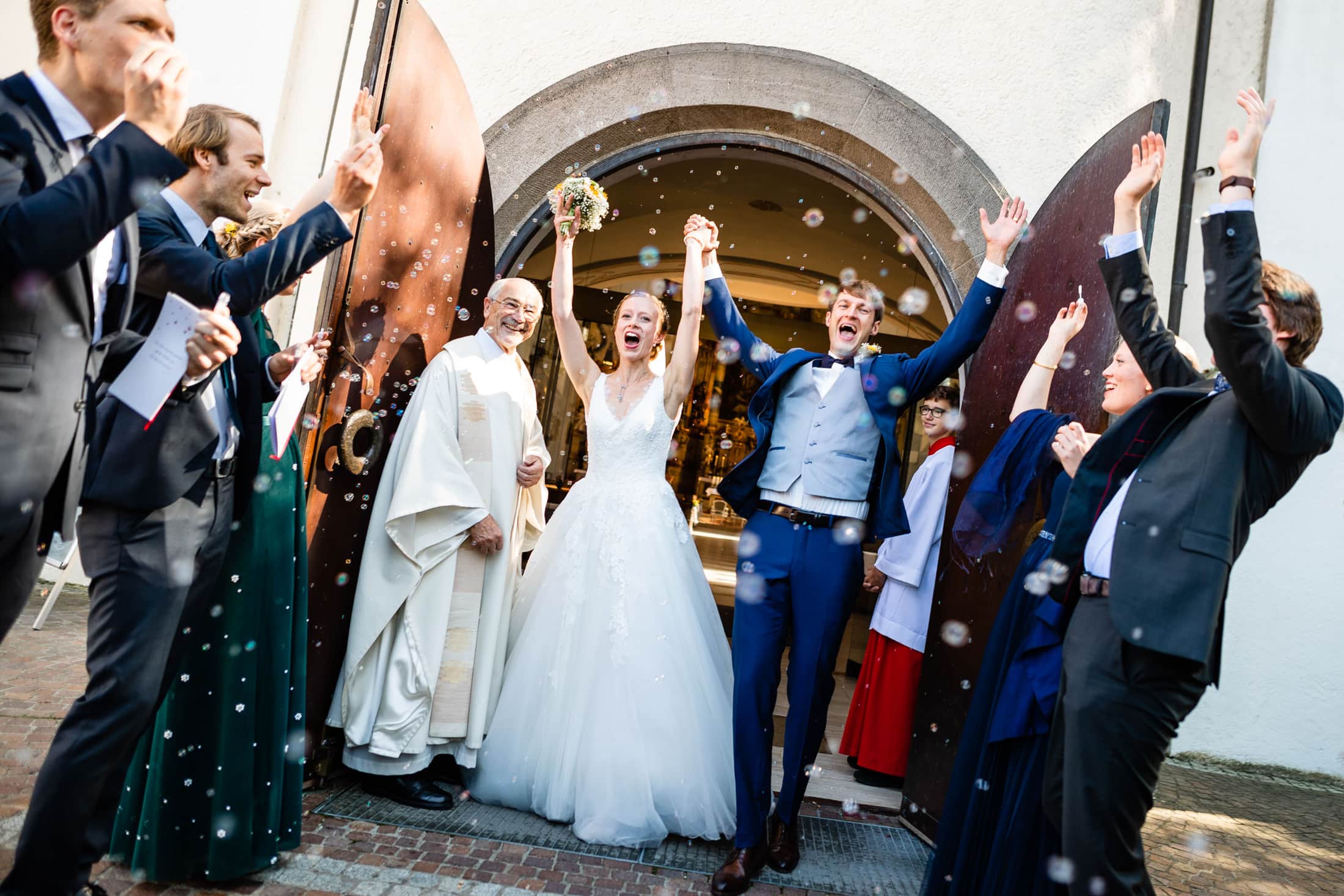 Hochzeitspaar beim Auszug aus der Kirche