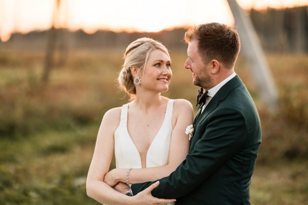 Brautpaar bei Sonnenuntergang im Hopfengut No20 Tettnang