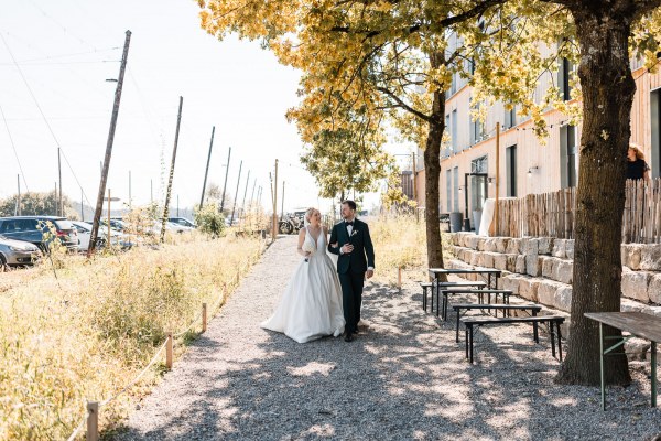 Brautpaar beim Spaziergang am Hopfengut No20 in Tettnang