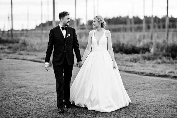 Brautpaar beim Spaziergang im Hopfengut No20 in Tettnang