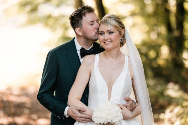 Brautpaar im Grünen – Hochzeitsfoto im Hopfengut No20 Tettnang