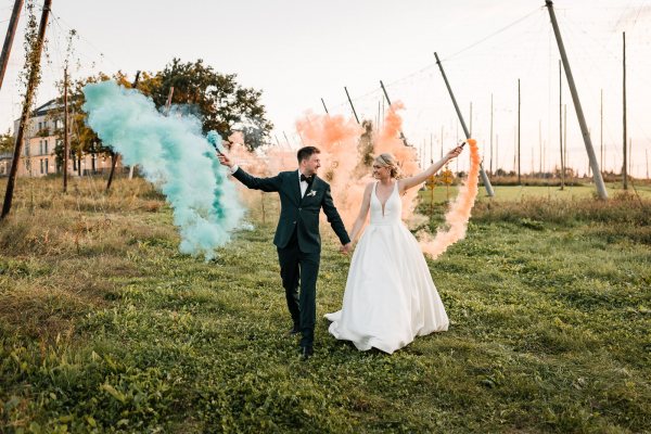 Brautpaar mit Rauchfackeln im Hopfenfeld beim Hopfengut No20 in Tettnang