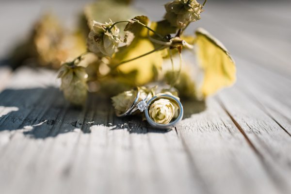 Eheringe und Hopfen – Hochzeitsdetail im Hopfengut No20