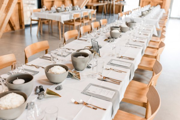 Festlich gedeckte Hochzeitstafel im Hopfengut No20 Tettnang