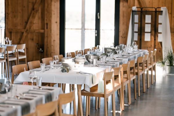 Festlich gedeckte Hochzeitstafel im Hopfengut No20 in Tettnang