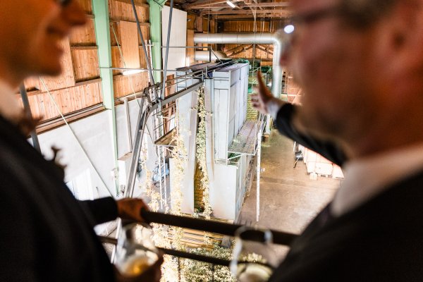 Führung durch die Hopfenverarbeitung im Hopfengut No20 während einer Hochzeitsfeier