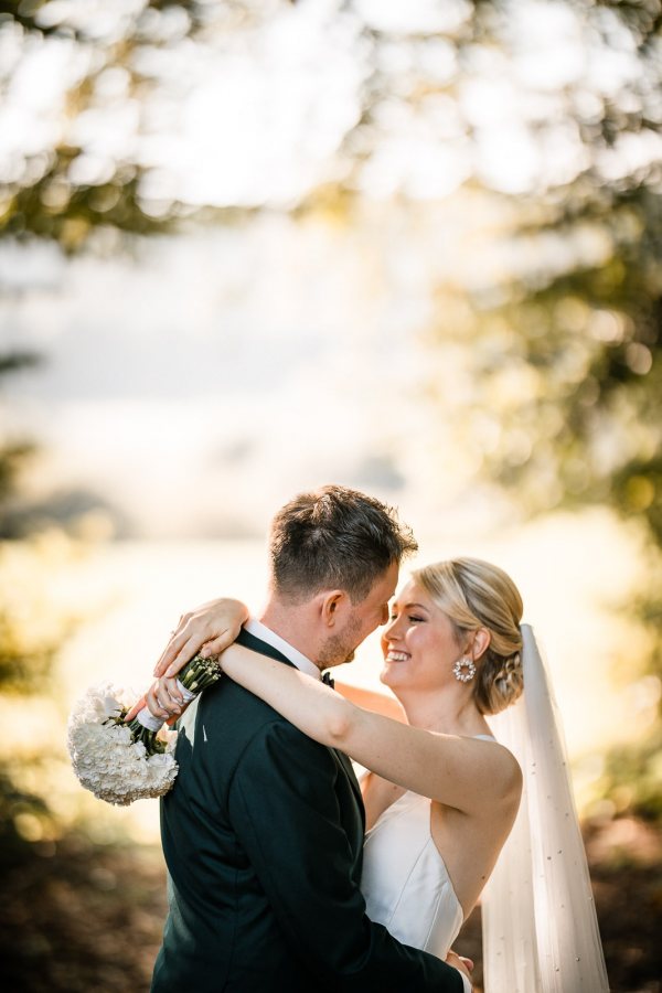 Glückliches Brautpaar bei der Hochzeit im Hopfengut No20 Tettnang