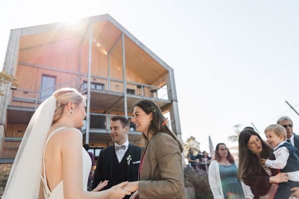 Herzliche Begrüßung bei der Hochzeitsfeier im Hopfengut No20 Tettnang