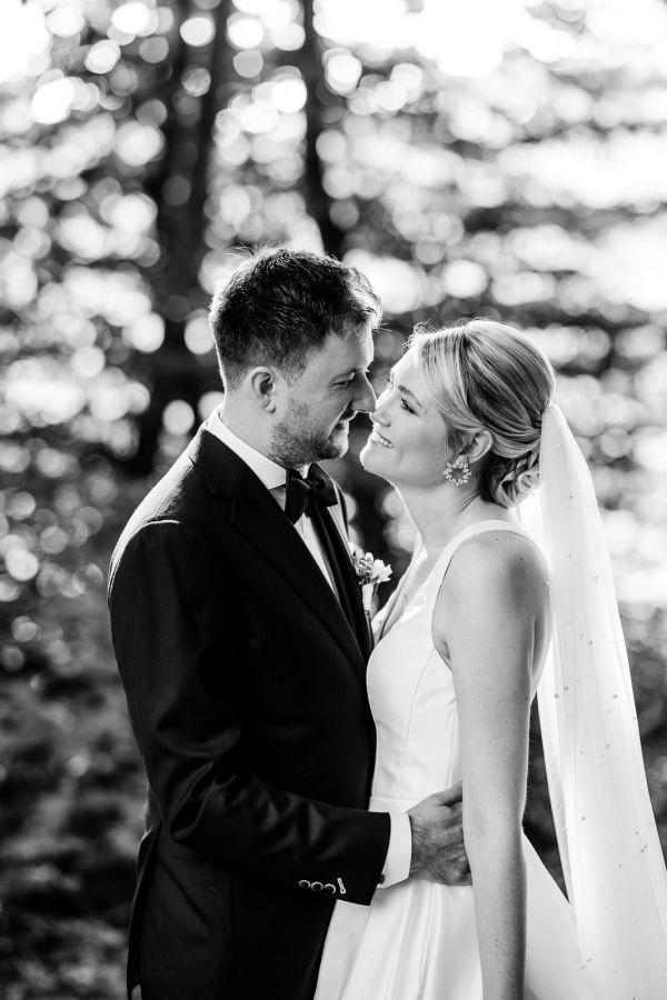 Verliebtes Brautpaar bei der Hochzeitsfeier im Hopfengut No20 Tettnang