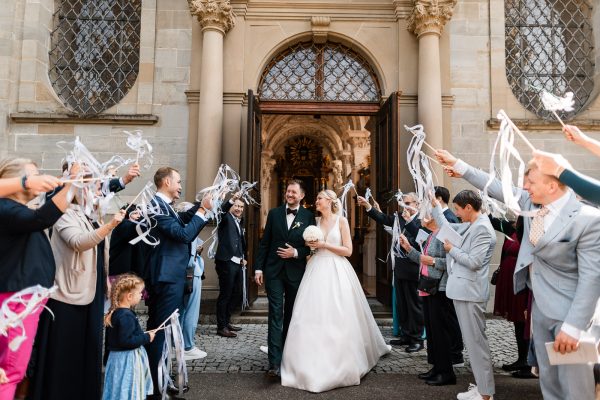 Hochzeitsauszug mit Spalier vor der Kirche in Tettnang