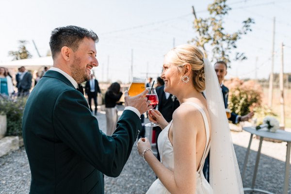 Hochzeitsfeier im Hopfengut No20: Brautpaar beim Anstoßen