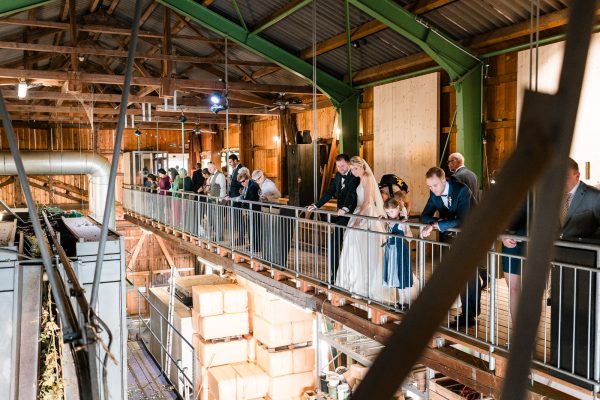 Hochzeitsfeier im Hopfengut No20 Tettnang – Galerie mit Blick auf die Hopfenverarbeitung