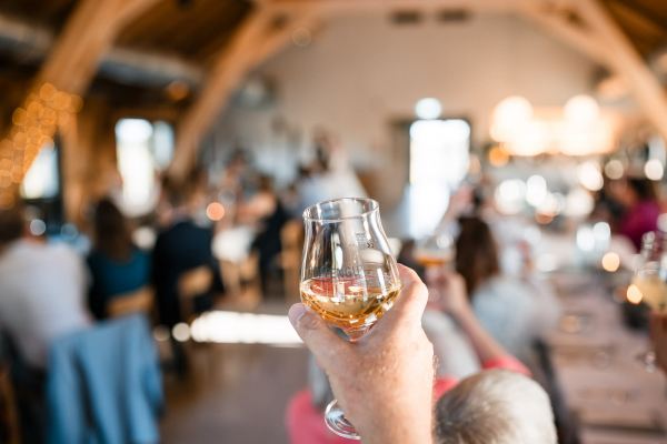 Hochzeitsfeier im Hopfengut No20 in Tettnang – Prost mit einem Glas