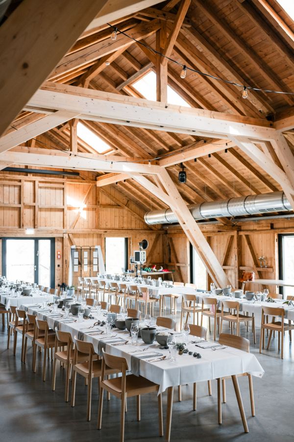 Hochzeitsfeier im Hopfengut No20 in Tettnang – festlich gedeckter Saal