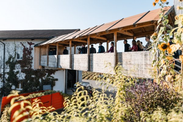 Hochzeitsgäste auf der Holzbrücke im Hopfengut No20 Tettnang