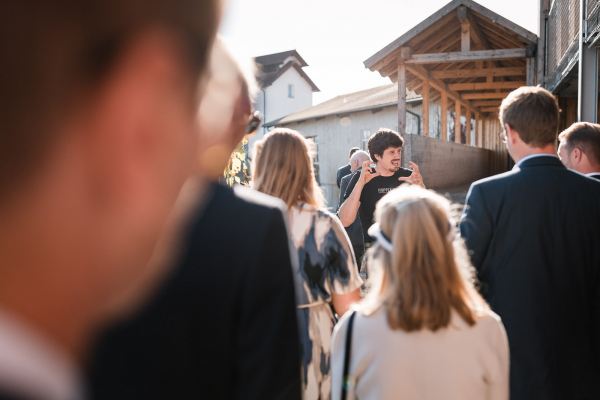 Hochzeitsgesellschaft bei Führung im Hopfengut No20 Tettnang