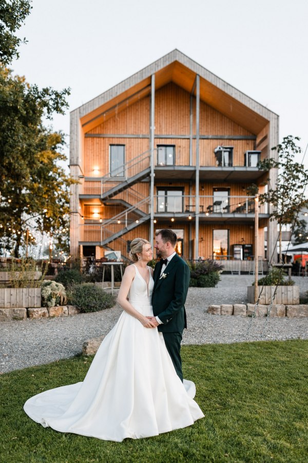 Hochzeitspaar vor dem Hopfengut No20 in Tettnang