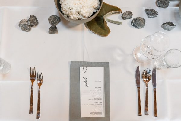 Hochzeitstisch im Hopfengut No20 Tettnang – festliche Tischdekoration mit Menükarte