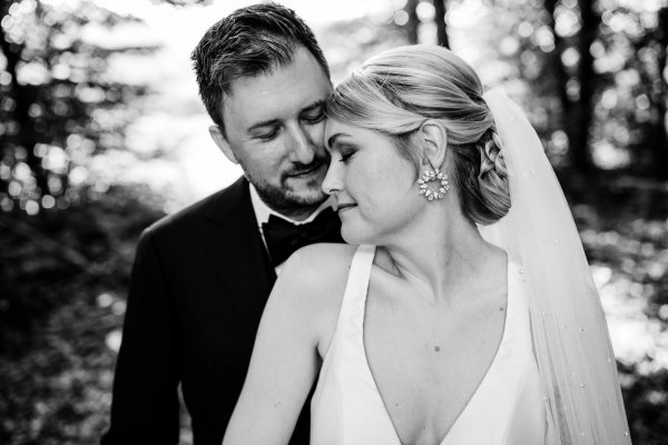 Inniger Moment des Brautpaares im Grünen – Hochzeit im Hopfengut No20 Tettnang