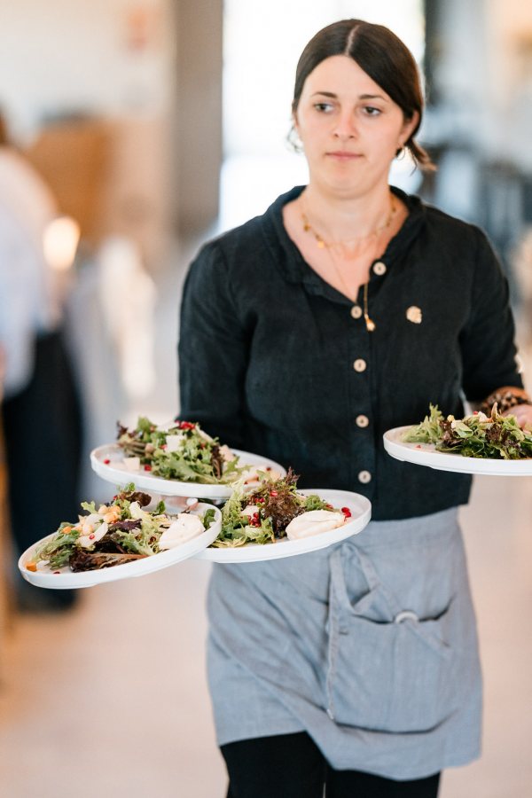 Kellnerin serviert Salate bei Hochzeitsfeier im Hopfengut No20