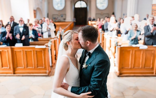 Kuss des Brautpaares während der Hochzeitszeremonie in der Kirche