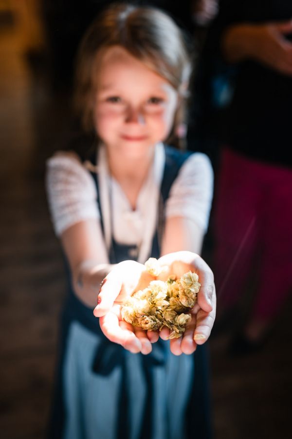 Mädchen mit Hopfendolden bei Hochzeitsfeier im Hopfengut No20