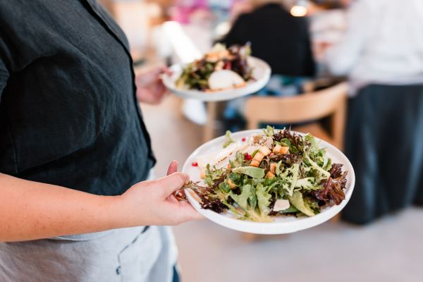Servieren von frischem Salat bei einer Hochzeitsfeier im Hopfengut No20 Tettnang