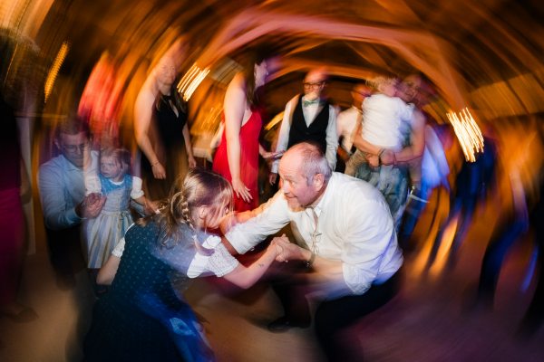 Tanzende Gäste auf der Hochzeitsfeier im Hopfengut No20, Tettnang