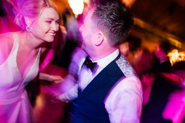 Tanzendes Brautpaar bei der Hochzeitsfeier im Hopfengut No20 in Tettnang