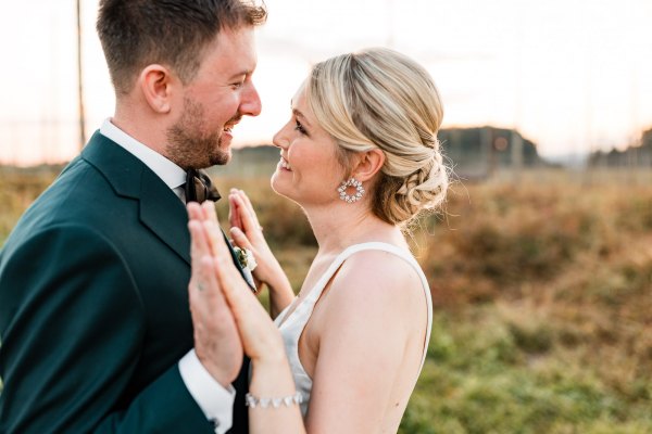 Verliebtes Brautpaar bei Sonnenuntergang im Hopfengut No20 Tettnang