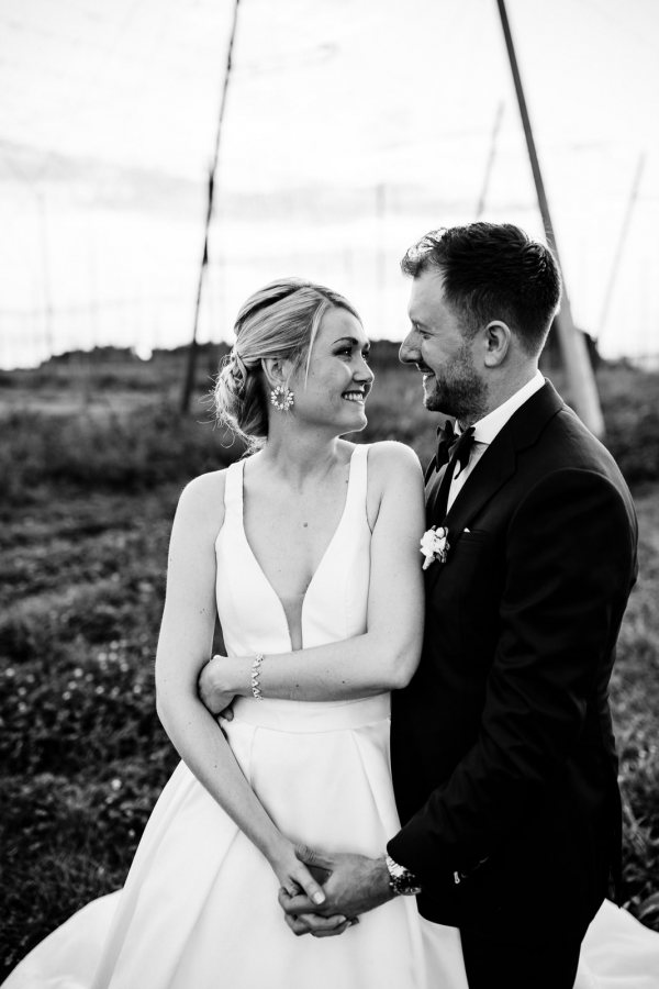 Verliebtes Brautpaar im Hopfenfeld des Hopfenguts No20 in Tettnang