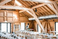 Hochzeitsfeier im Hopfengut No20 in Tettnang – festlich gedeckter Saal