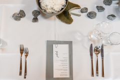 Hochzeitstisch im Hopfengut No20 Tettnang – festliche Tischdekoration mit Menükarte