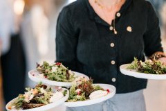 Kellnerin serviert Salate bei Hochzeitsfeier im Hopfengut No20