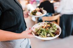 Servieren von frischem Salat bei einer Hochzeitsfeier im Hopfengut No20 Tettnang