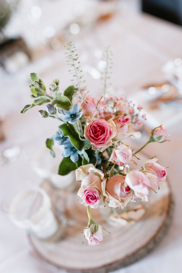 Blumenarrangement zur Hochzeit auf der Gutsalm Harlachberg
