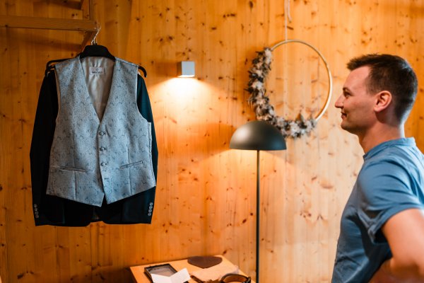 Bräutigam bei den Vorbereitungen – Hochzeit auf der Gutsalm Harlachberg