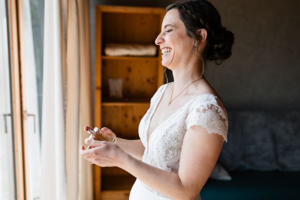 Braut Bettina bereitet sich auf die Hochzeit auf der Gutsalm Harlachberg vor