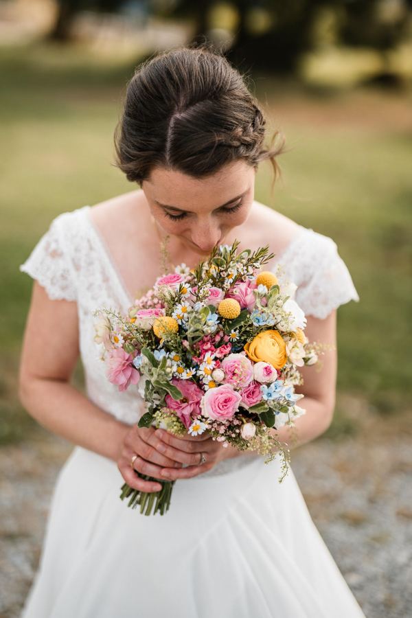 Braut mit Brautstrauß bei der Hochzeit auf der Gutsalm Harlachberg
