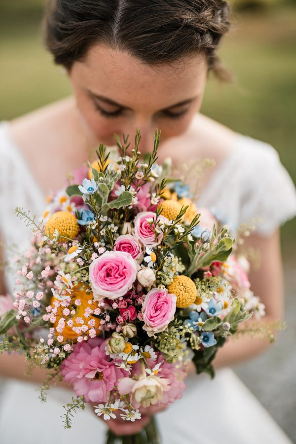 Braut mit Hochzeitsstrauß bei der freien Trauung auf der Gutsalm Harlachberg