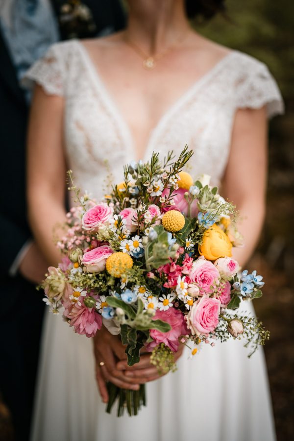 Braut mit Hochzeitsstrauß bei der freien Trauung auf der Gutsalm Harlachberg