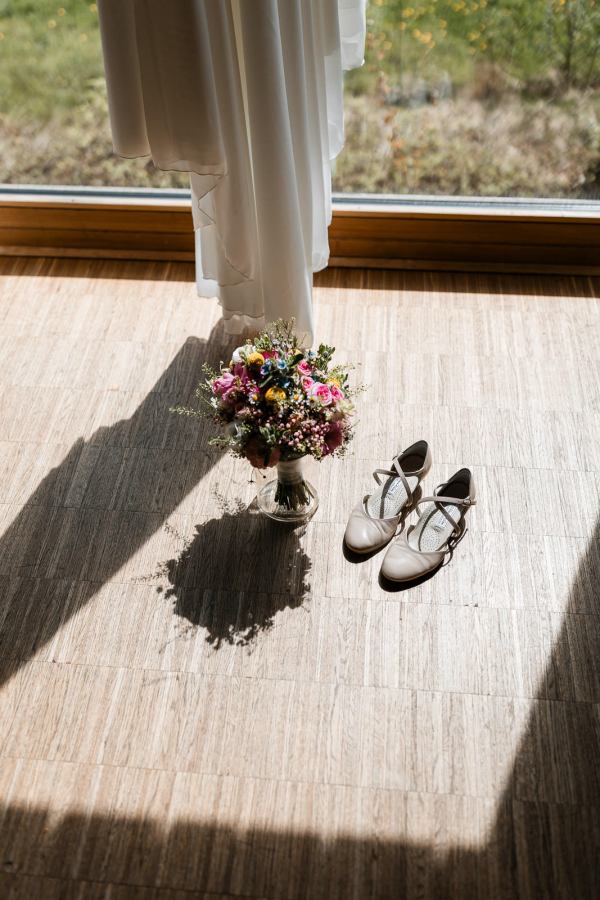 Brautdetails vor der Trauung auf der Gutsalm Harlachberg