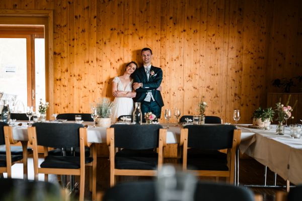 Brautpaar Bettina und Jonas bei ihrer Hochzeit auf der Gutsalm Harlachberg