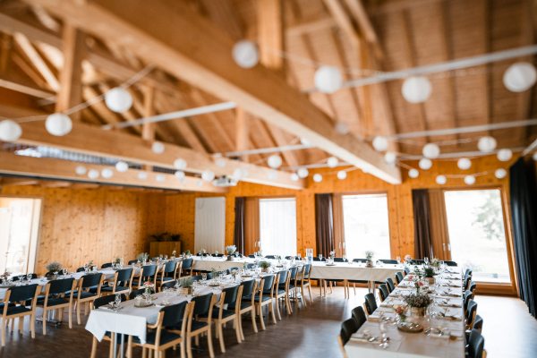 Festlich dekorierter Hochzeitssaal auf der Gutsalm Harlachberg