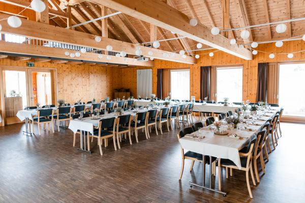 Festlich dekorierter Hochzeitssaal auf der Gutsalm Harlachberg