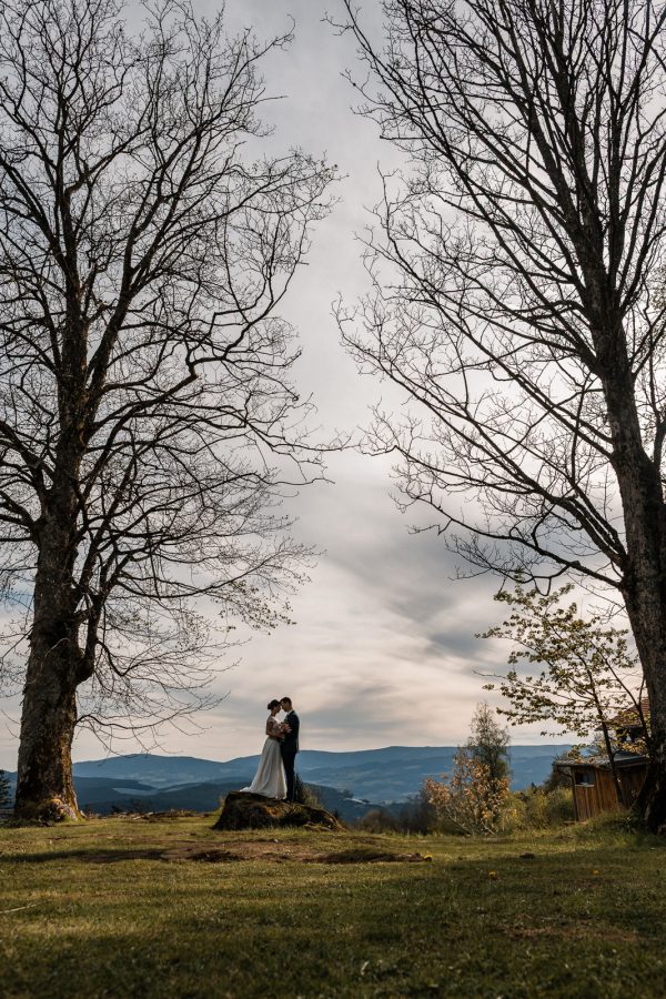 Freie Trauung von Bettina und Jonas auf der Gutsalm Harlachberg mit Bergblick