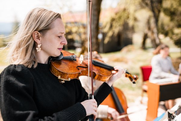 Geigerin bei der freien Trauung auf der Gutsalm Harlachberg
