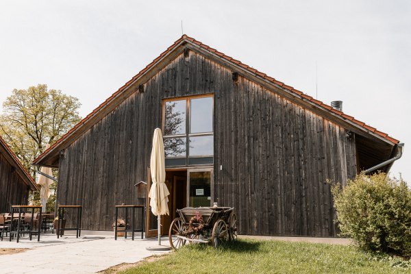 Gutsalm Harlachberg – Außenansicht bei der Hochzeit von Bettina und Jonas