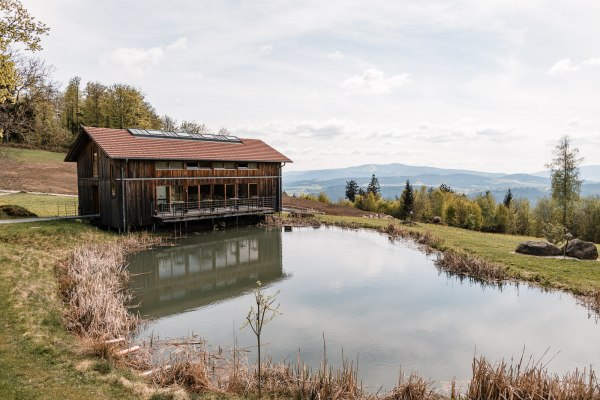 Gutsalm Harlachberg – Hochzeit mit Ausblick am Teich